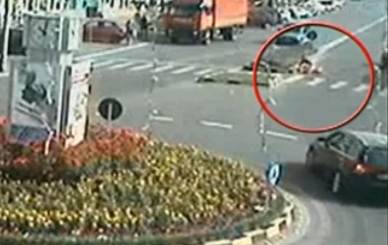 Video | Fetiţă de un an şi jumătate lovită pe trecerea de pietoni 