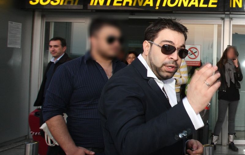 Salam PLEACĂ din România. Manelistul dă petrecere de adio de 200.000 €