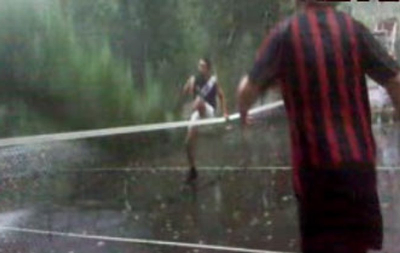 Video | Un pom cade pe teren, în timpul unui joc de tenis cu piciorul