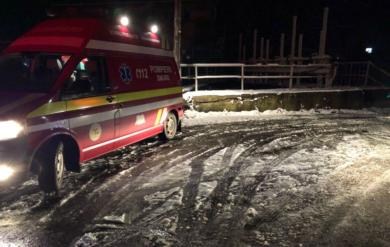 Un şofer din Reghin a plonjat cu maşina într-un canal cu apă