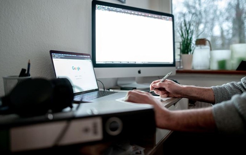 Romance fraud, un nou tip de înșelăciune. Suspecții își atrag victimele în relații romantice online susținând că sunt medici în zone de război