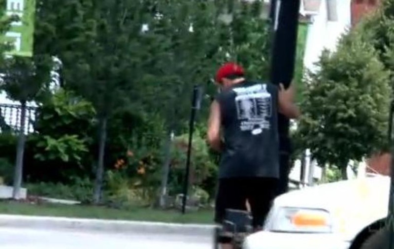 "SE MASTURBEAZĂ ÎN STRADĂ, chemaţi Poliţia!" E bărbatul căruia nimeni nu i-ar strânge mâna | VIDEO DEMENŢIAL