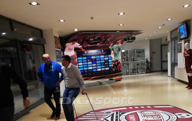 Cosmin Contra s-a deplasat în cârje la meciul CFR Cluj - U Craiova. Ghinioanele se țin scai de selecționer