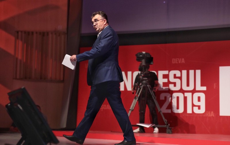 FOTO | Marian Oprişan, huiduit în Congresul PSD: "Du-te acasă, nesimțitule!", i-au strigat delegaţii. Liderul de Vrancea l-a confruntat pe Fifor, după incident
