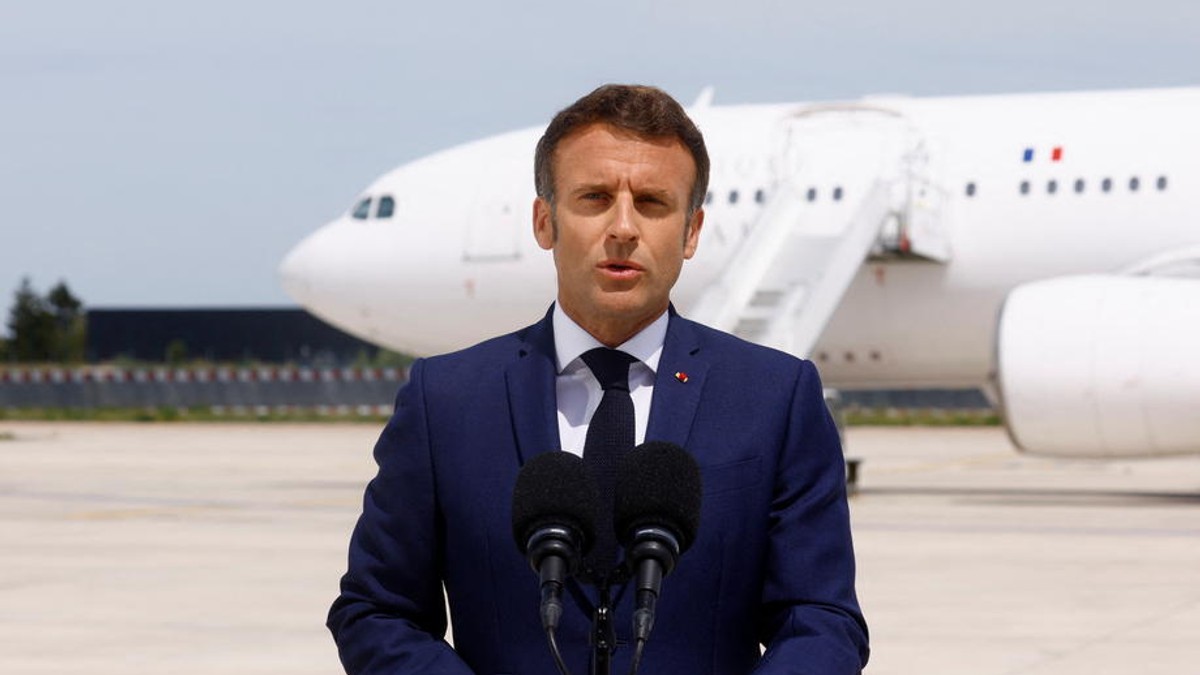 Emmanuel Macron, pe Aeroportul Paris-Orly, înainte de plecarea în România. Foto: EPA