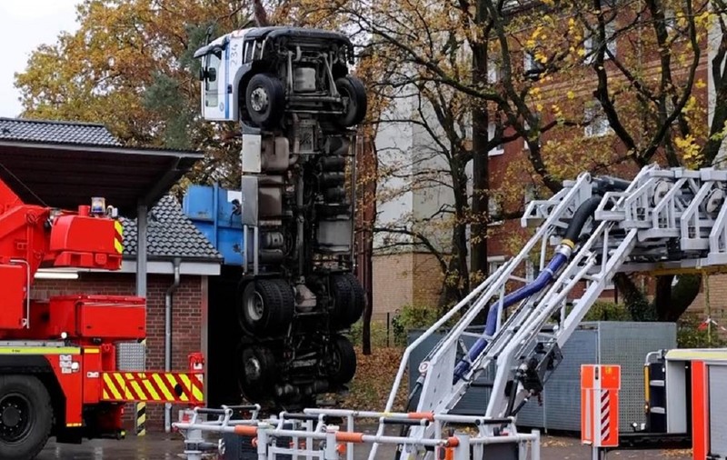 Un camion s-a răsturnat pe spate în parcarea unui supermarket și a rămas pe verticală, în Germania