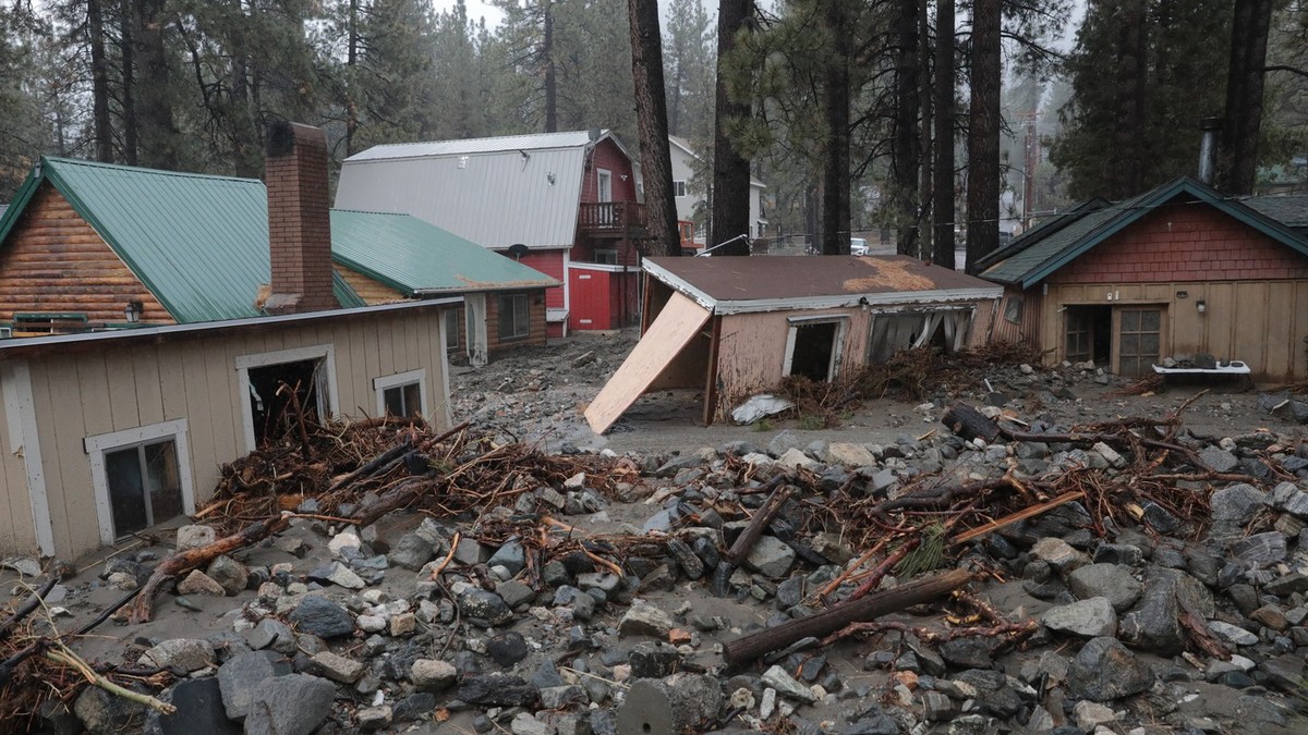 Case inundate de apă și noroi în Wrightwood, California Foto: Profimedia