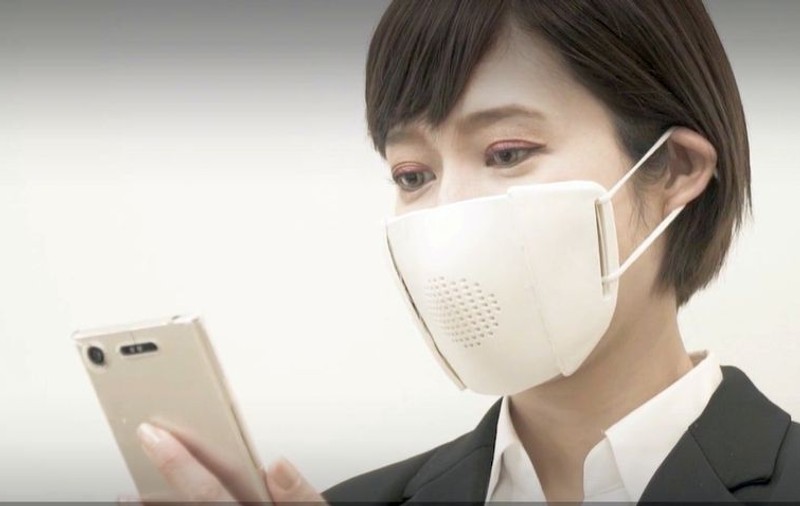 Japonezii au inventat “masca inteligentă”. Se conectează la smartphone și poate da mesaje sau apeluri telefonice
