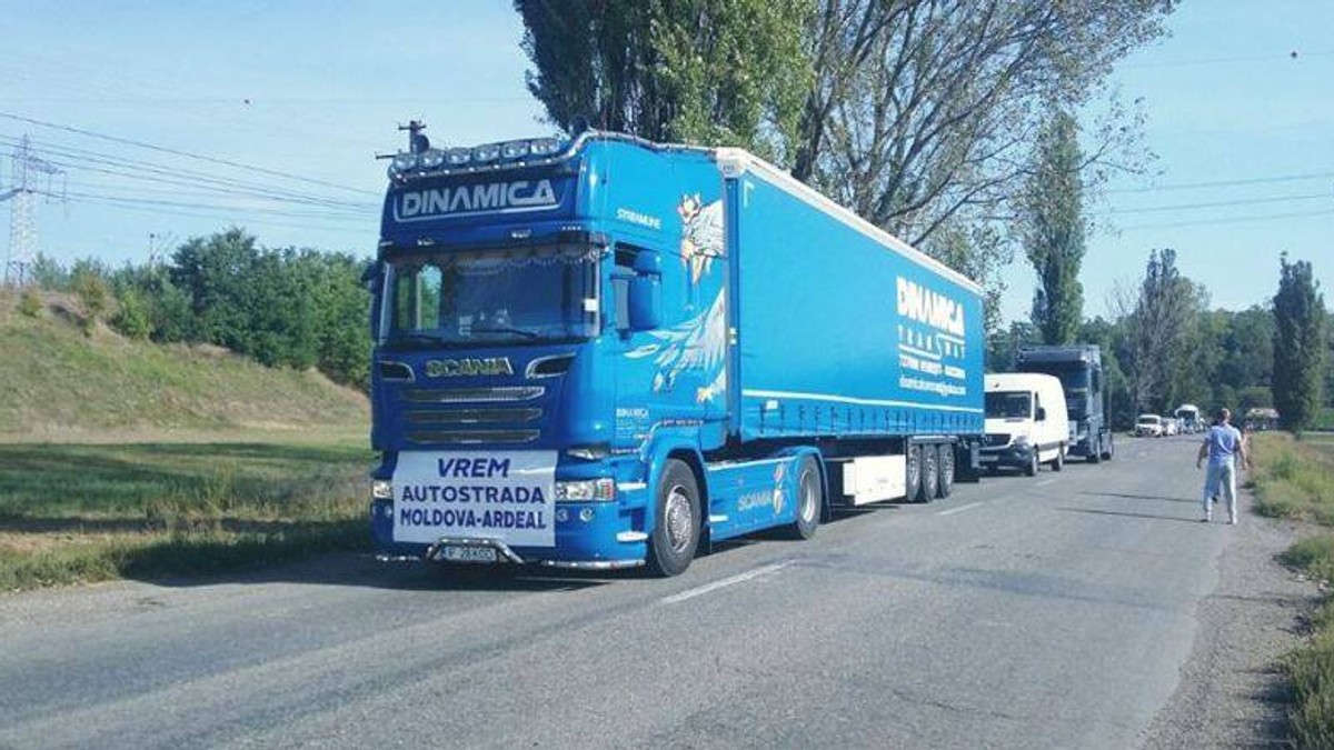 Serbia are mai mulți kilometri de autostradă decât România, iar țara noastră are mare nevoie de autostrăzi pentru a putea să se dezvolte echilibrat și repede. Protest pentru construirea unei autostrăzi între Moldova și Transilvania, pe ruta Iași-Târgu Mureș