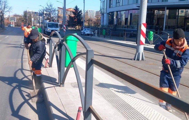 Măturat de 100.000 de euro în sectorul 2: Primăria a plătit servicii pentru o suprafață cu 4.709.889 mp mai mare decât cea reală
