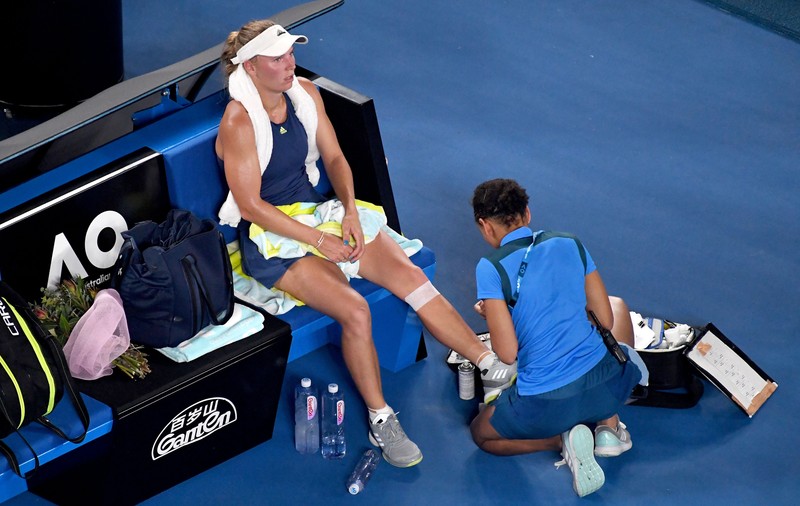 EXCLUSIV. Wozniacki a trișat în finala cu Simona Halep. Daneza s-a dat accidentată pentru a-și recupera condiția fizică în finalul partidei