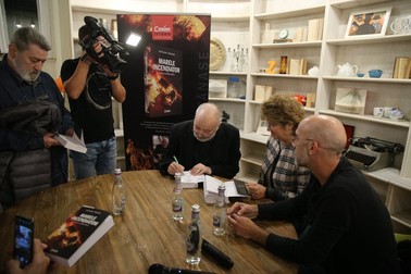 Stelian Tănase a dat autografe la lansarea din Librăria Cărturești Verona