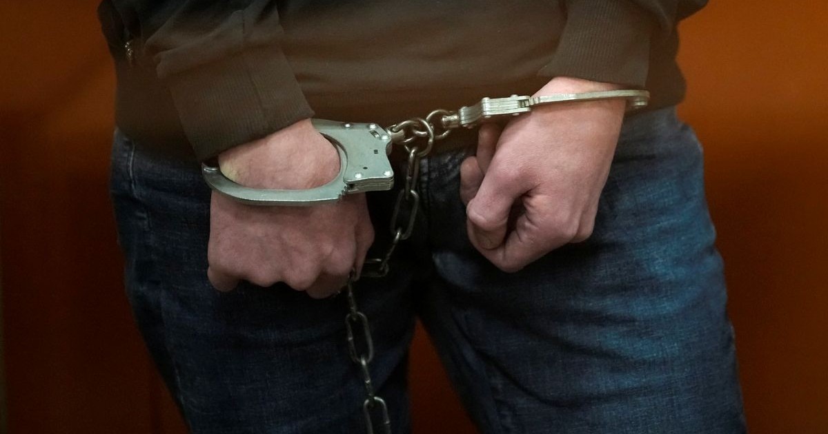Bărbat în cătușe așteaptă verdictul într-un tribunal din Moscova