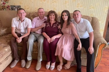 De la stânga la dreapta: fratele Peter Simoroz, 21 de ani, tatăl Vasili Simoroz, mama, Natalia Simoroz, soția Elena, 27 de ani, și Ivan Simoroz. Foto: Arhivă personală