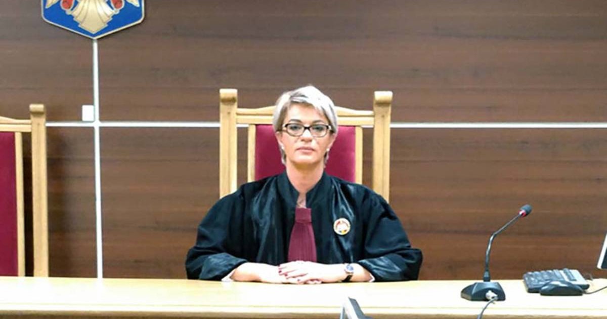 Poză cu Georgeta Ciungan, judecătoarea care s-a sinucis acum 8 zile. Stă pe scaun și poartă roba de judecător