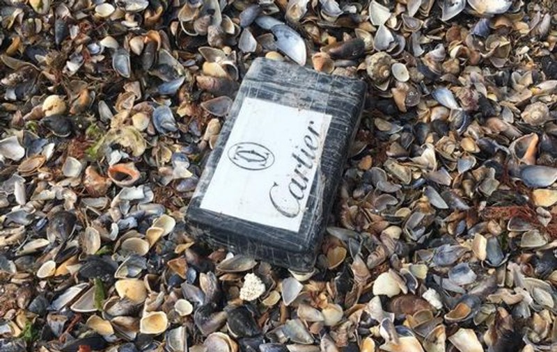 Peste 130 de kilograme de cocaină au fost găsite pe litoral în 48 de ore! Nume de cod precum „Cartier” și „CR-7”, scrise pe pachete