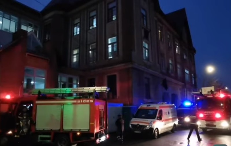 Incendiu la Spitalul Judeţean Satu Mare. Focul a fost stins până la venirea pompierilor