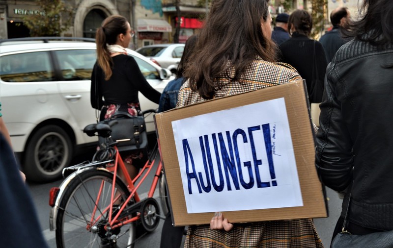 Hărțuirea la locul de muncă a ajuns o normalitate în România, deși avem legi care o condamnă. Ce ar trebui să facă statul 