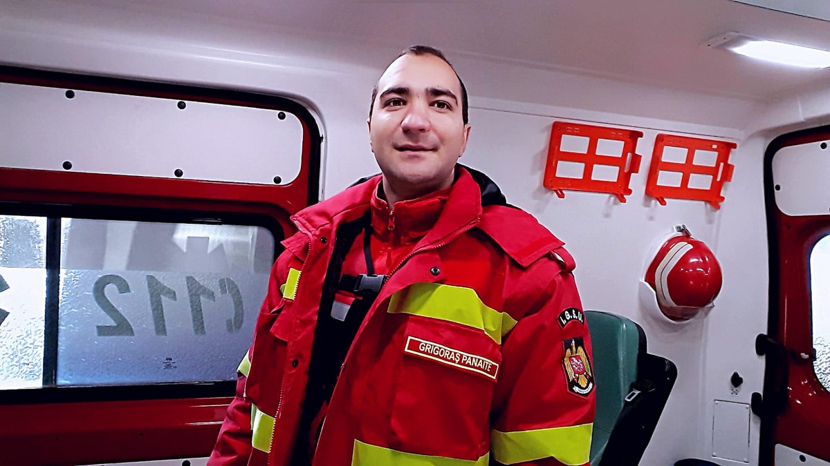 Povestea unui voluntar care se trezește în zori și face naveta ca să-i ajute pe cei în suferință