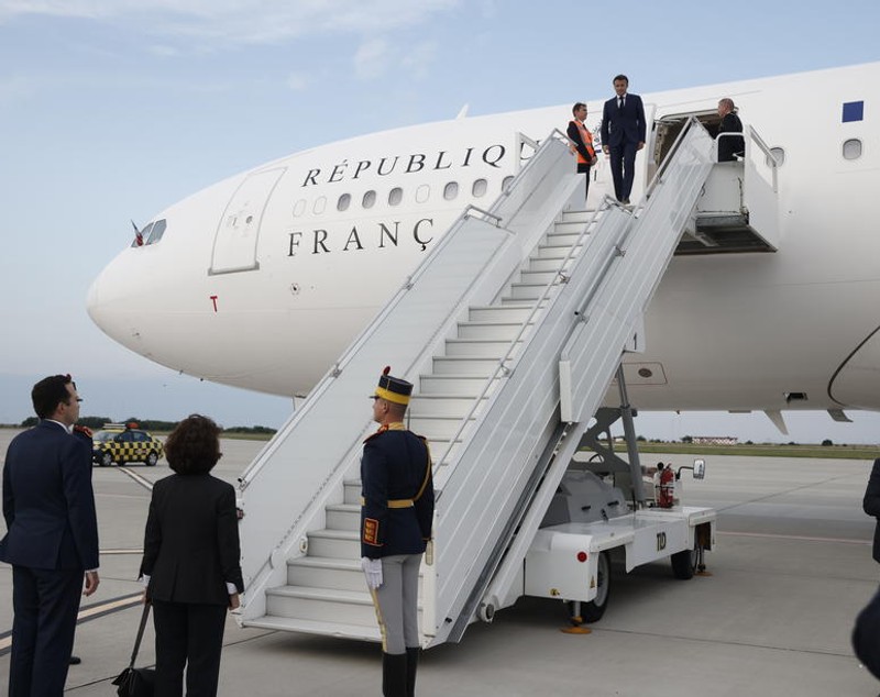 Emmanuel Macron a ajuns la baza Kogălniceanu marți seară. Miercuri dimineață se întâlnește cu Klaus Iohannis