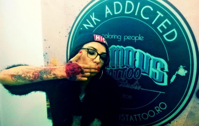 DJ Wanda şi-a tatuat un trandafir pe mâna de Anul Nou 