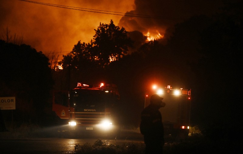 Două fabrici din Salonic au luat foc. Localnicii au primit ordin să-și părăsească locuințele