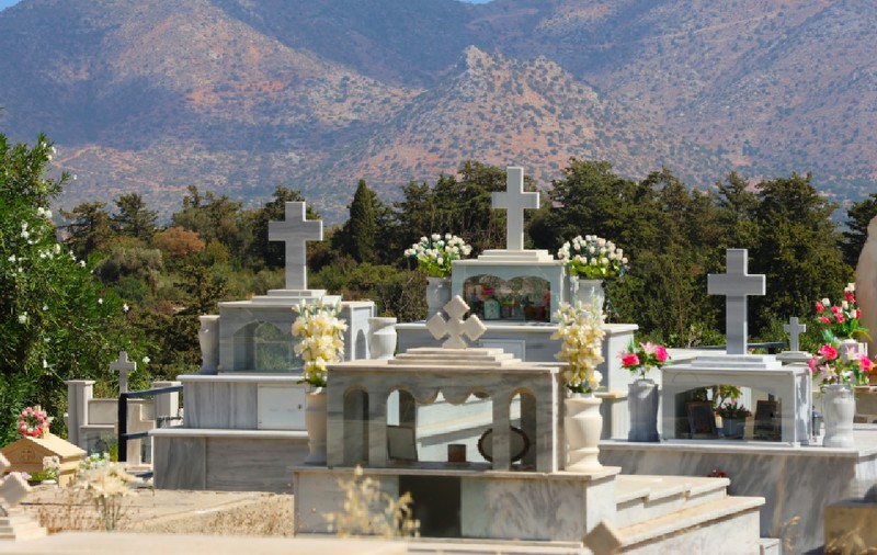 Trupuri nedescompuse după cinci ani: de ce exhumează Grecia 150 de victime COVID