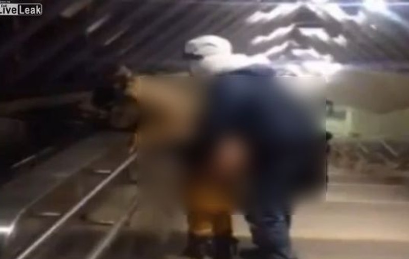 DE NECREZUT! Ea era cu COPILUL în BRAȚE și au fost FILMAȚI în timp ce făceau SEX la METROU. Imaginile care fac înconjurul Internetului | VIDEO 18+