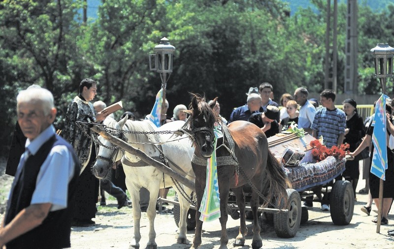 Ţăranii nu-şi vor mai duce morţii la groapă în căruţe