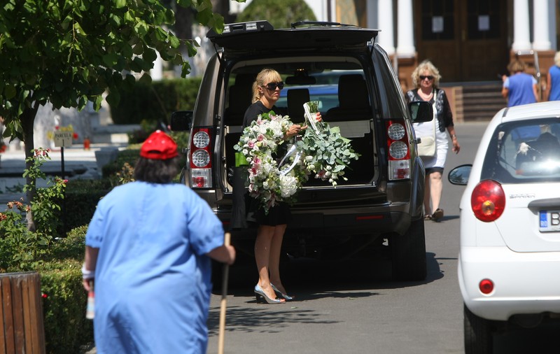 Nepoata lui Prunariu a fost înmormântată! Părinții au expus, lângă catafalc, ultima amintire de la puiul lor | GALERIE FOTO