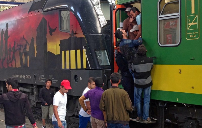 UPDATE | CRIZA IMIGRANŢILOR. Poliția ungară a oprit trenul cu destinația ‪Sopron‬, iar imigranții au fost dați jos 