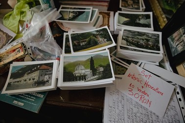 Câteva dintre ilustratele care erau puse în vânzare | Foto: Eli Driu / Libertatea