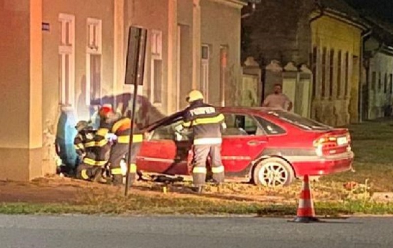 VIDEO | Urmărit de poliție, un șofer de 19 ani a ajuns cu mașina într-o casă. Ce au descoperit oamenii legii imediat după accident