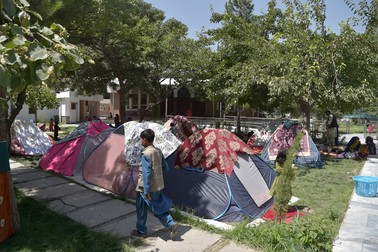 Oamenii și-au instalat corturi în parcul din capitala Kabul | Foto: Profimedia