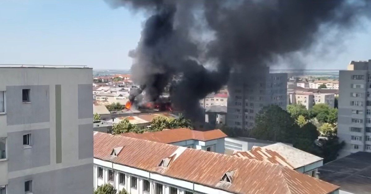 Acoperișul unui bloc din Slatina arde puternic. Oamenii au fost evacuați, focul s-a extins cu degajări mari de fum