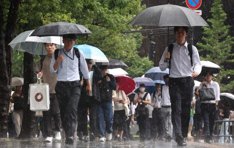 Locuitorii capitalei japoneze Tokyo se confruntă cu o situație meteorologică fără precedent: 35 de zile consecutive de ploi, un record absolut de la începutul măsurătorilor în 1886