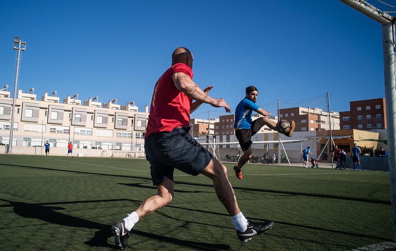FOTOREPORTAJ/ Românii din două localități spaniole se întâlnesc duminica să joace fotbal. Sărbătoresc victoria cu mici, cabanoși, bere iberică și țuică de Pitești!
