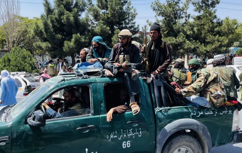 Talibanii sărbătoresc cu focuri de artificii un an de la retragerea trupelor americane din Afganistan și cer să fie recunoscuți