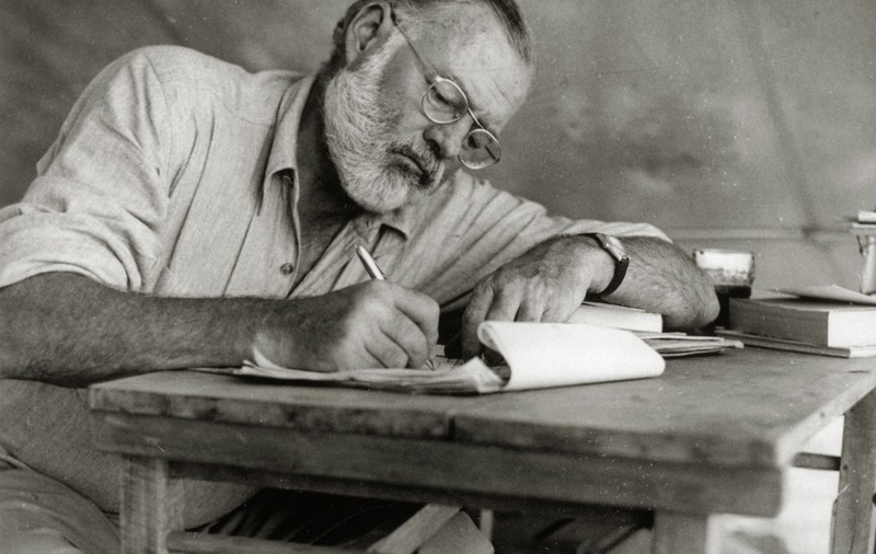 Scriitorul Ernest Hemingway a scăpat cu viață din două accidente aviatice