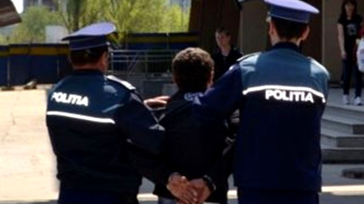 Poliţiştii, tot mai nemulţumiţi că hoţii ajung să se împace cu victimele lor. Sindicatele din Poliţie vor modificarea articolului din Codul Penal care prevede posibilitatea ca infractorii care comit furturi şi fac înşelăciuni să poată ajunge la o înţelegere cu cei care au fost păgubiţi.