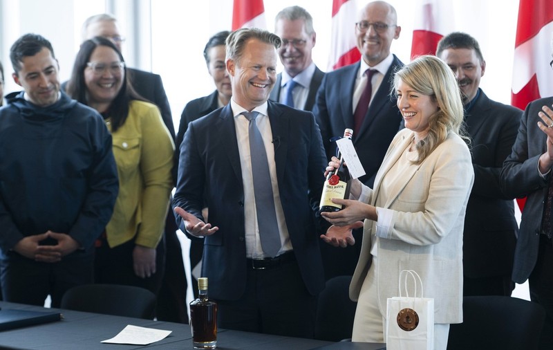 „Războiul whiskey-ului” s-a încheiat după 50 de ani: Danemarca și Canada au pus capăt unei dispute pentru o insulă de 1 kilometru pătrat