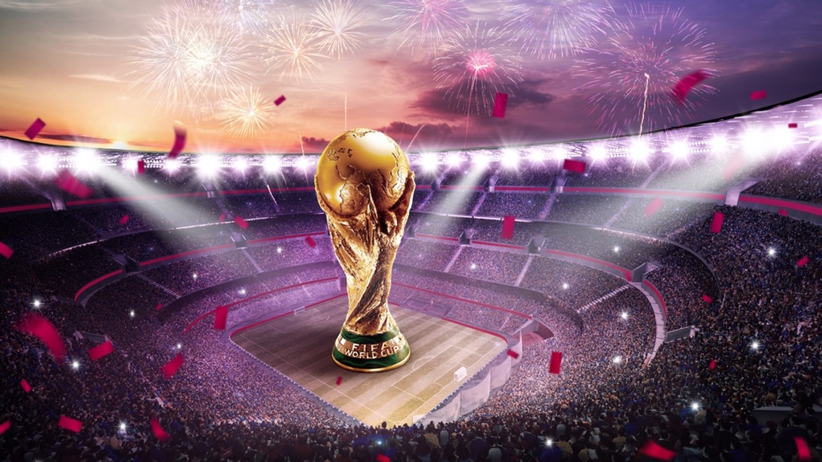 Meciurile de azi, miercuri, 23 noiembrie, de la Campionatul Mondial de fotbal din Qatar - Imagine cu trofeul Cupei Mondiale de fotbal pe un stadion