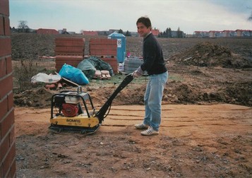 Octavian Ursu, în timpul construcției casei personale din Gorlitz. FOTO: octavian-ursu.de