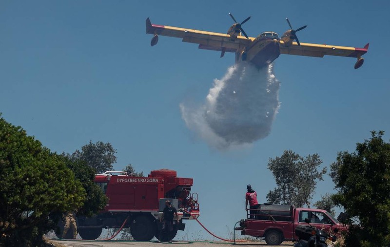 Incendiile de vegetație devastează Grecia, iar Franța, Spania și Italia se pregătesc de temperaturi record