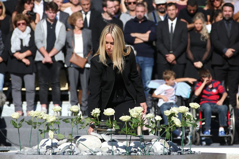 În centrul pieții, unde a avut loc ceremonia au fost depuși 86 de trandafiri albi, câte unul pentru fiecare victimă
