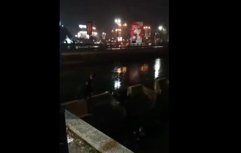 VIDEO/ Doi tineri din București, amețiți de alcool, au căzut în râul Dâmbovița, noaptea trecută