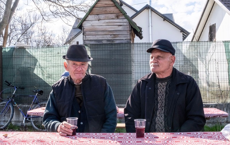 Ai devenit pensionar în România? Învață să înjuri, să votezi și să supraviețuiești!