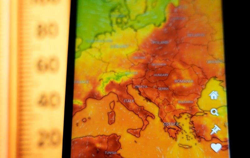 O hartă meteo a Europei, unele dintre zone sunt marcate cu roșu sau portocaliu, indicând astfel țările în care este caniculă
