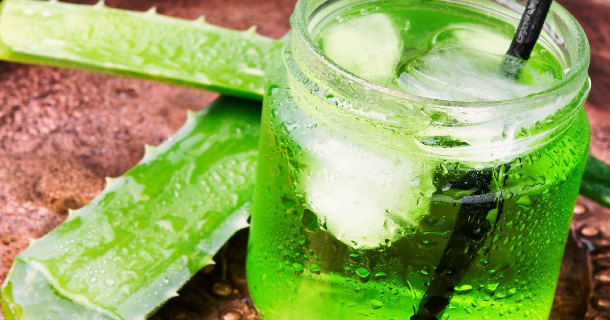 limonadă din lămâi și aloe vera într-un pahar și cu un pai