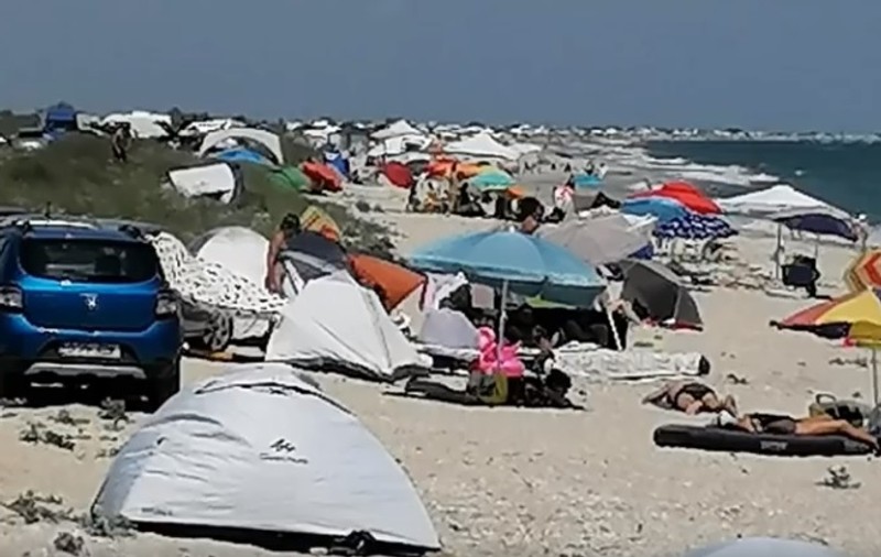 Sute de turişti au călcat cu maşinile şi rulotele plajele sălbatice din Rezervaţia Biosferei Delta Dunării